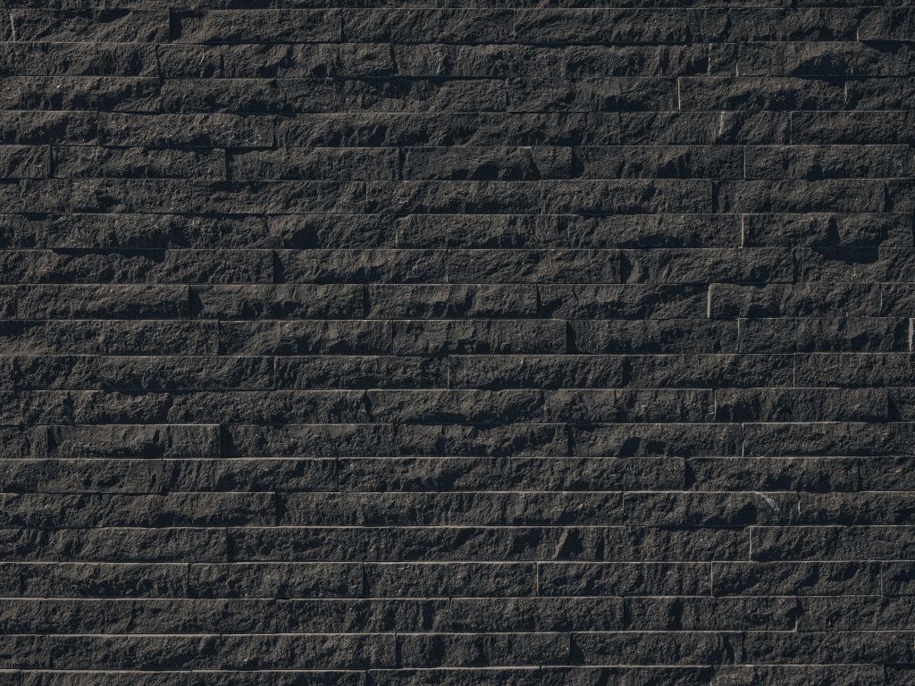 Mur avec des pierres sombres