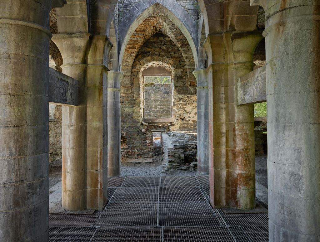 Bâtiment abandonné avec des arches