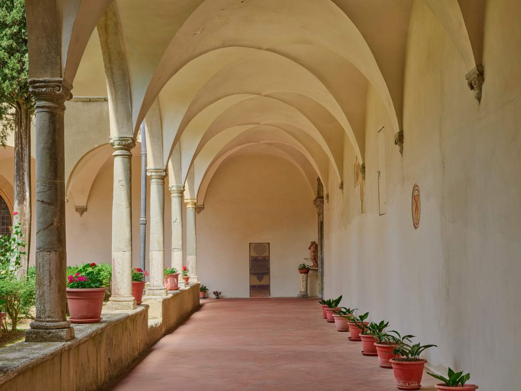 Cour intérieure avec arc et plantes
