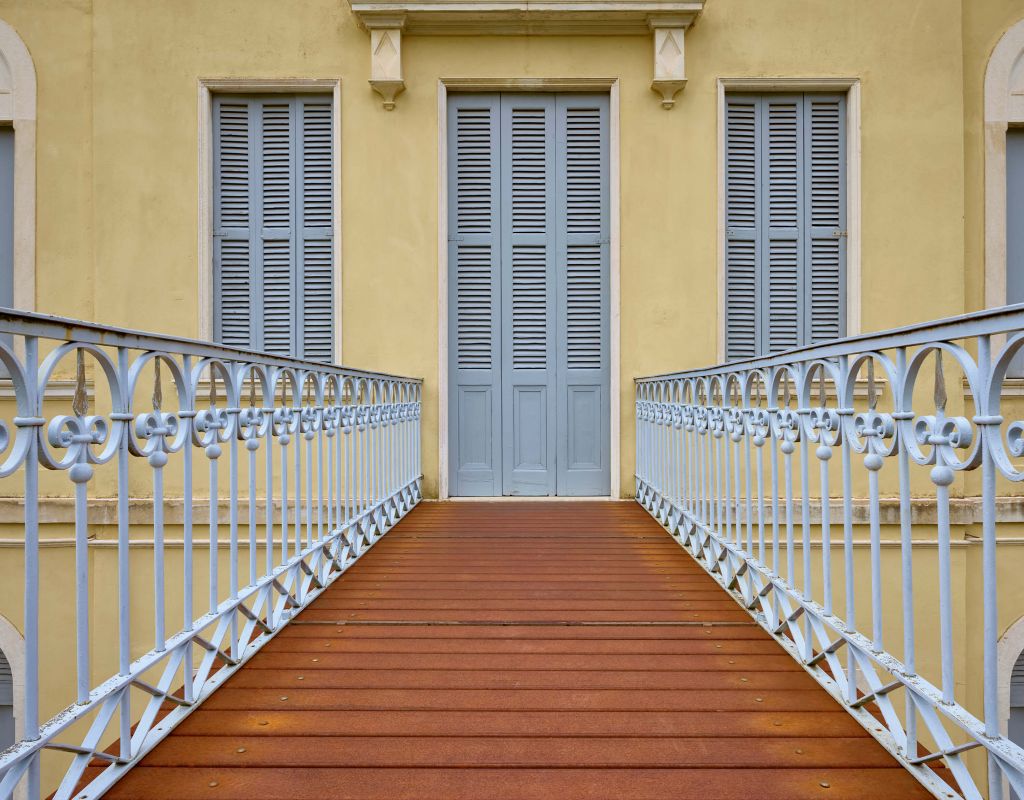 Pont vers l'ancien bâtiment