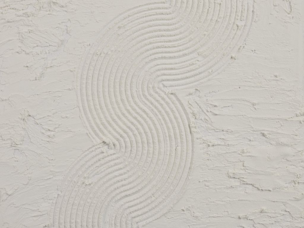 Zoom sur courbes et structures organiques en blanc cassé