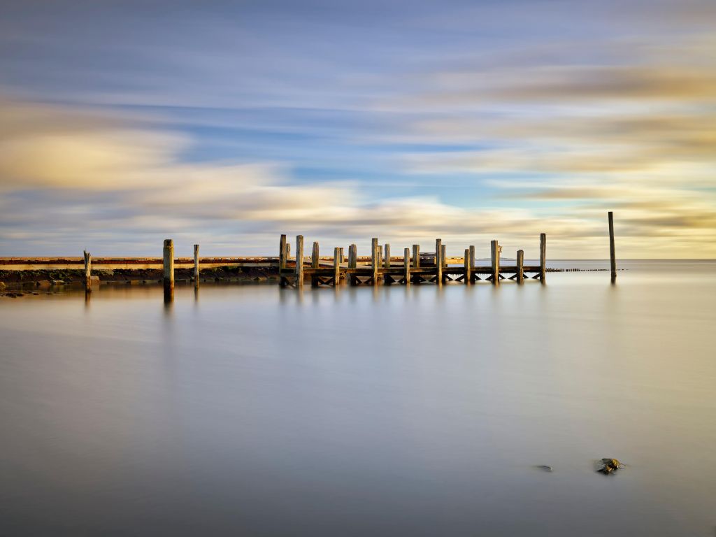 Longue jetée en mer