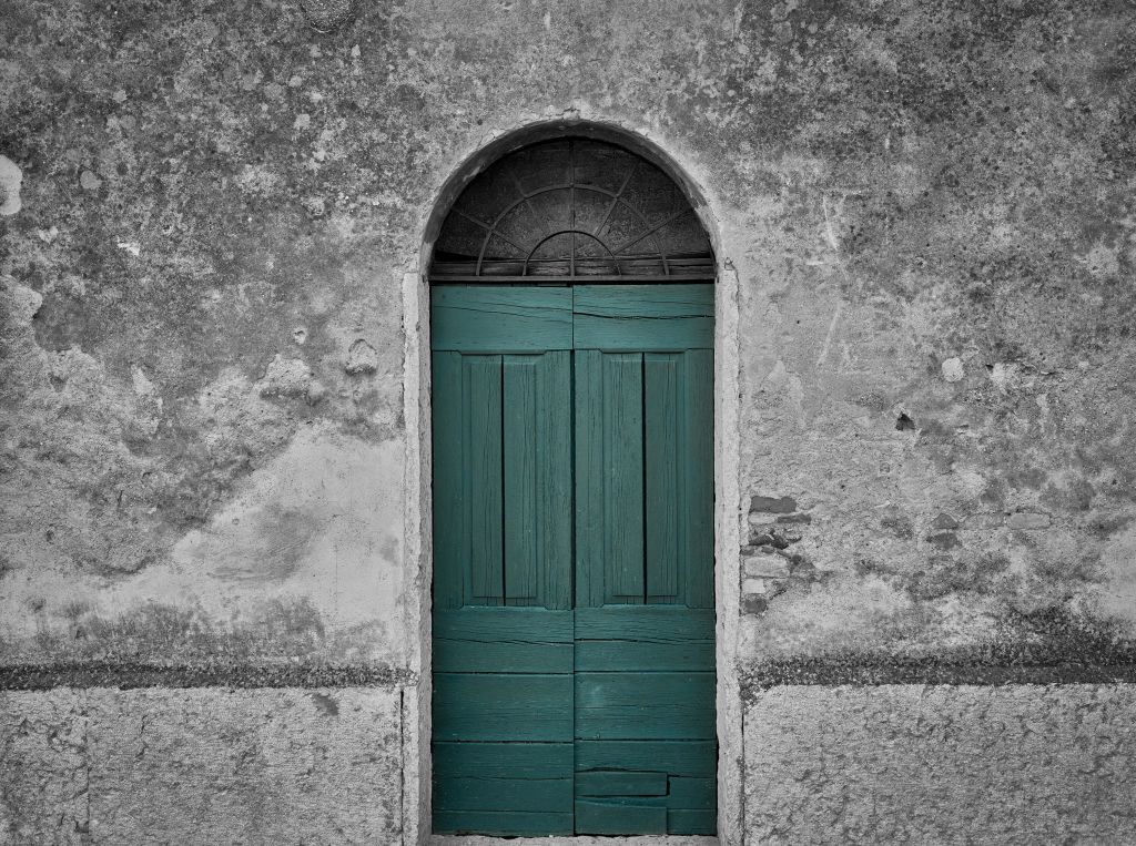 Porte verte dans un vieux mur