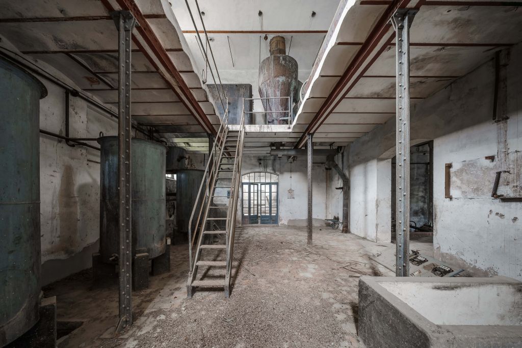 Ancien hall d'usine abandonné