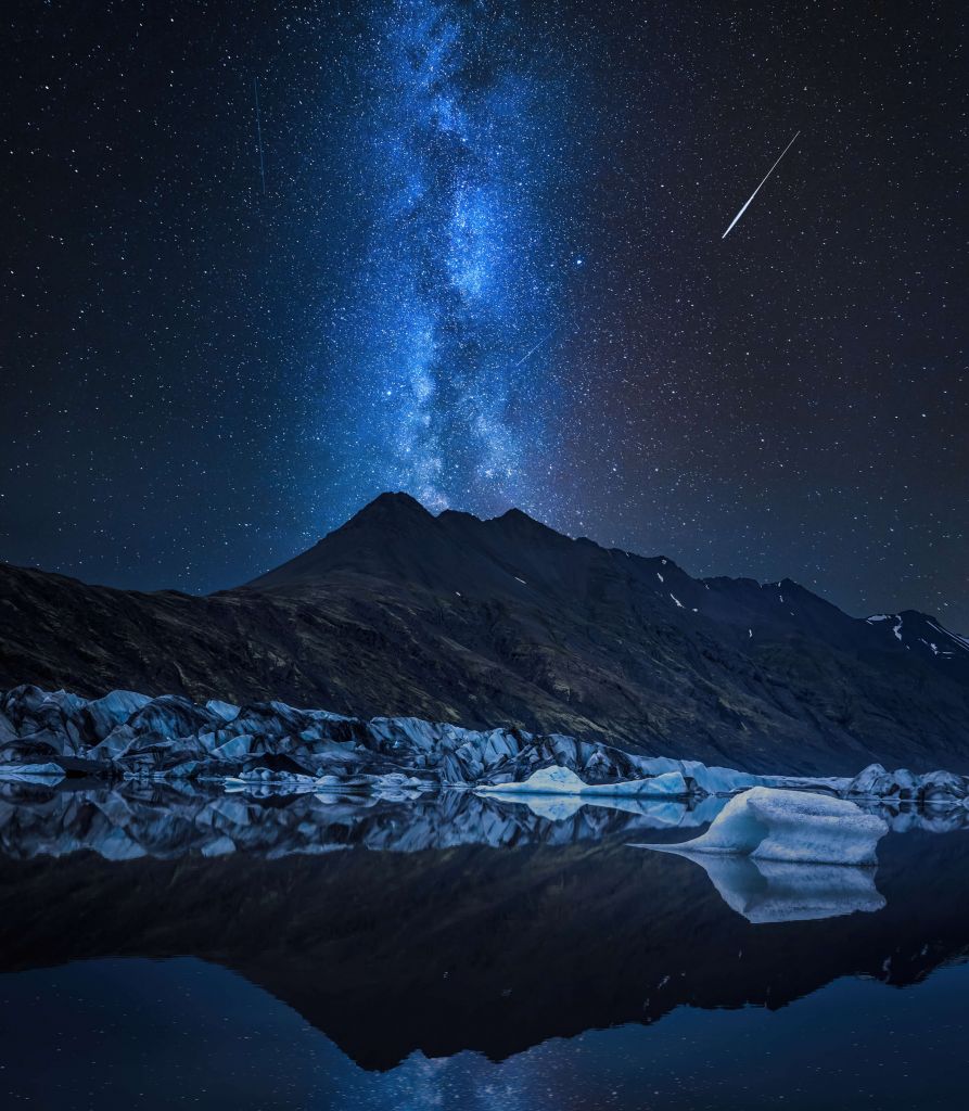 Voie lactée près d'un glacier