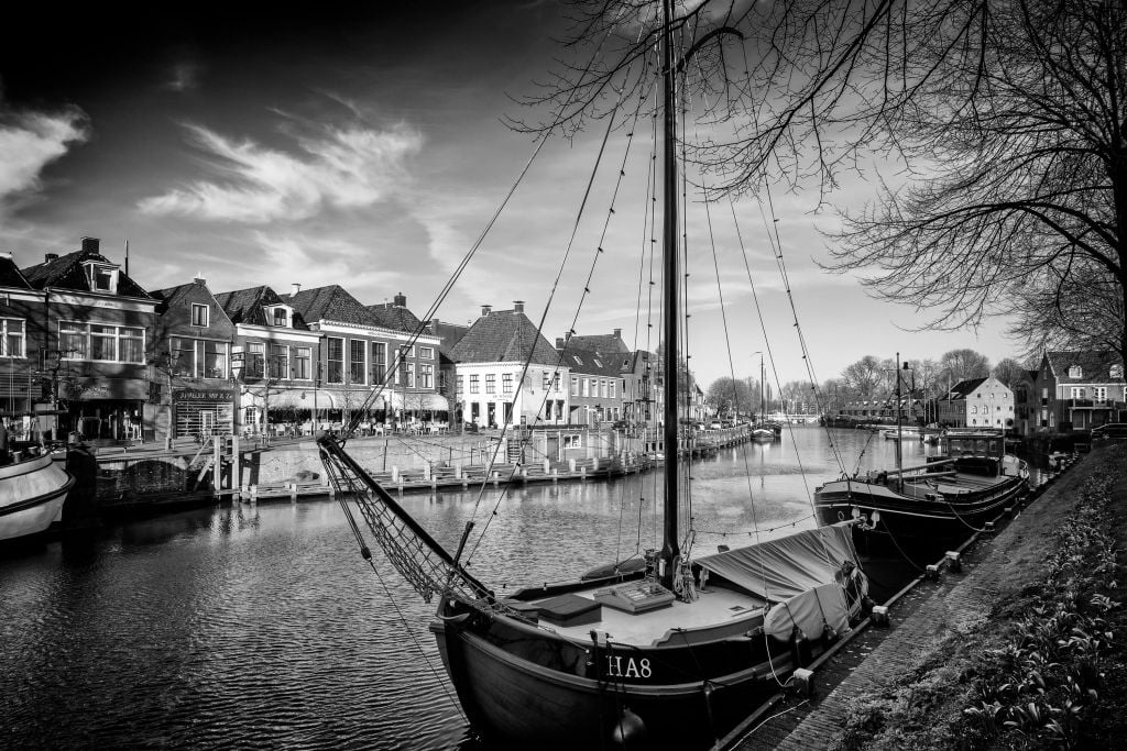 Cargos historiques amarrés à Dokkum Friesland 