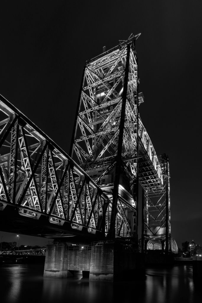 Ancien pont ferroviaire De Hef à Rotterdam en noir et blanc 
