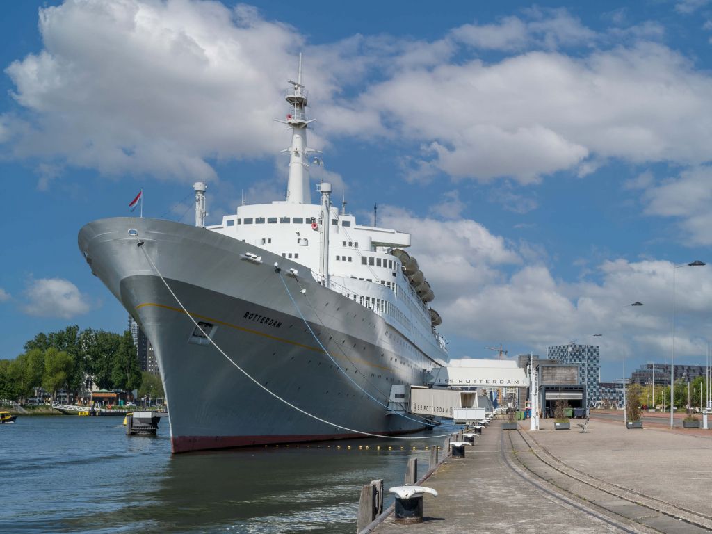 Ancien navire à vapeur le SS Rotterdam en couleur 