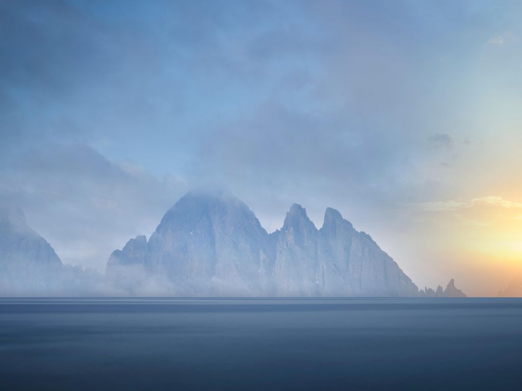 Une île rocheuse dans la mer