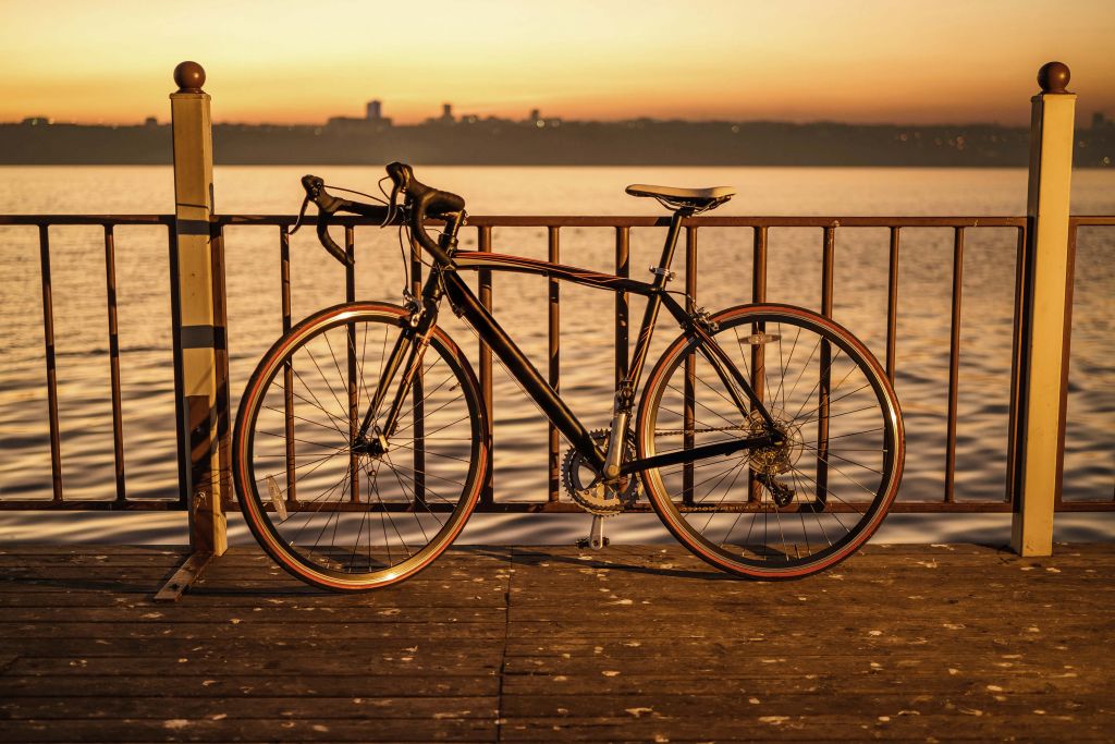 Vélo de course au bord de l'eau