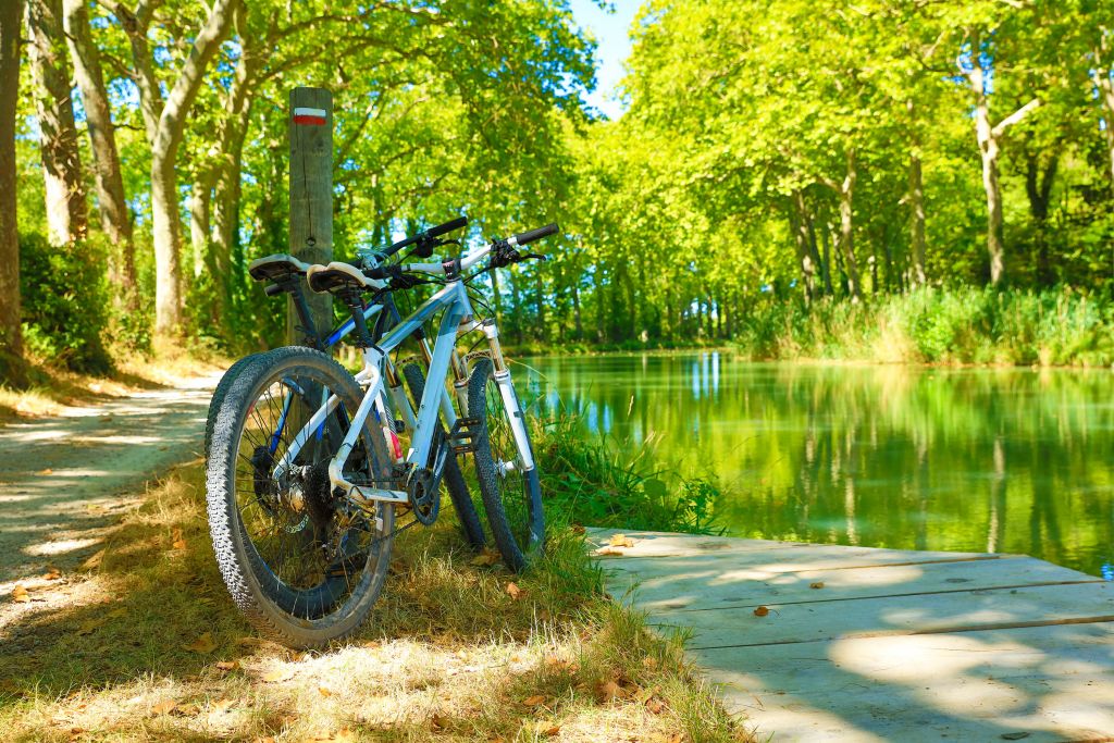 Vélo près d'une rivière