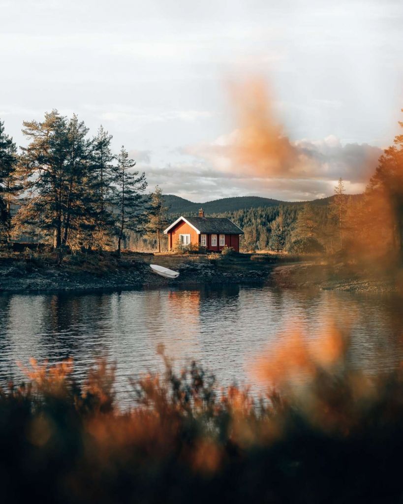 Maison rouge au bord du lac