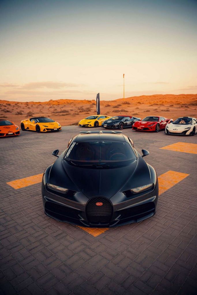 Hypercars au coucher du soleil