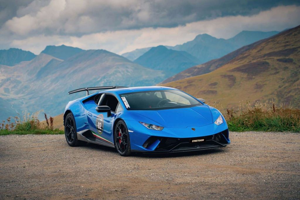 Lamborghini Huracán STO dans les montagnes