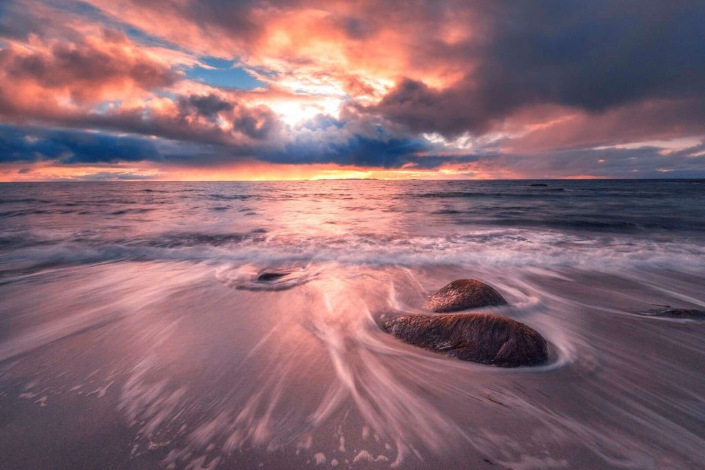 Ciel d'orage au-dessus des vagues calmes