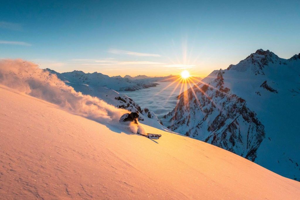 Randonnée en ski au lever du soleil dans les Alpes.