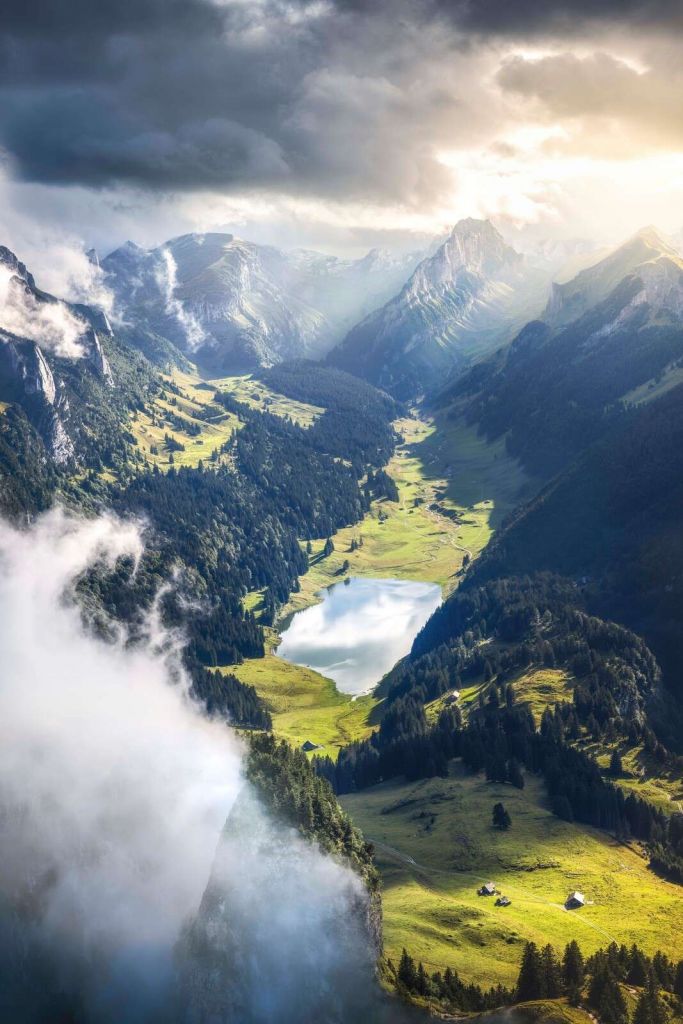 Lumière du soleil sur un lac de montagne dans la vallée