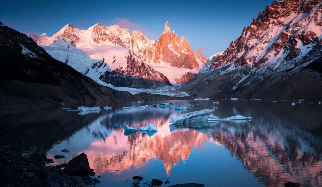 Lac de glacier avec lueur alpine en Patagonie.