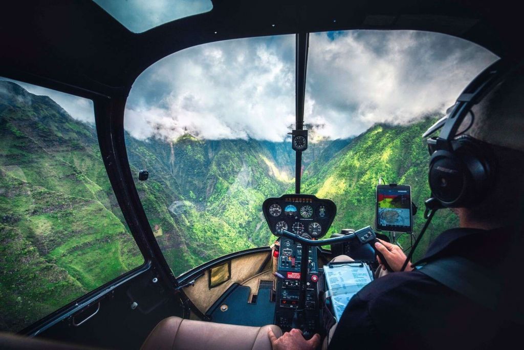 Vol en hélicoptère au-dessus d'une vallée de montagne tropicale