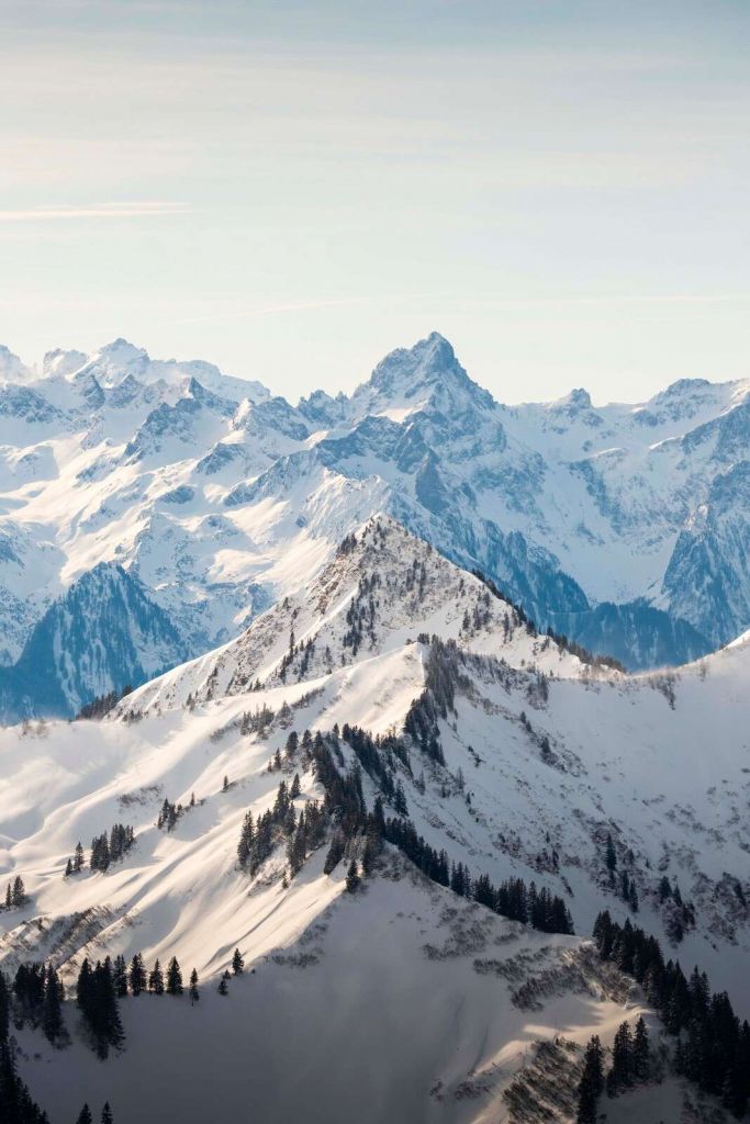 Winterkam avec des sommets alpins sous la lumière du soleil