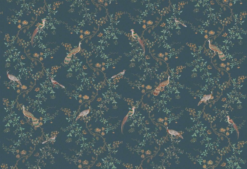 Faisans dans la splendeur des fleurs bleu nuit.