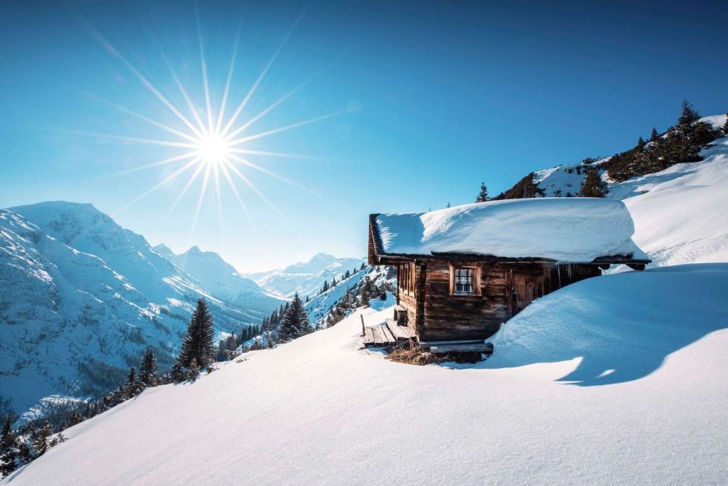 Soleil d'hiver au-dessus de la cabane en bois.