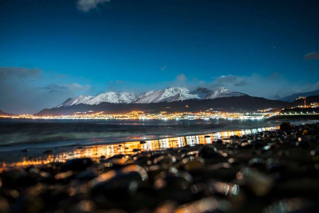 Lumière de nuit sur une côte enneigée.