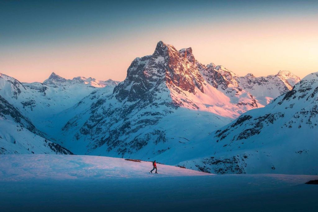 Lumière du soir sur la vallée de montagne