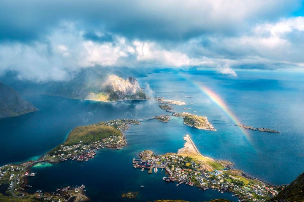 Lumière arc-en-ciel au-dessus de la côte des fjords