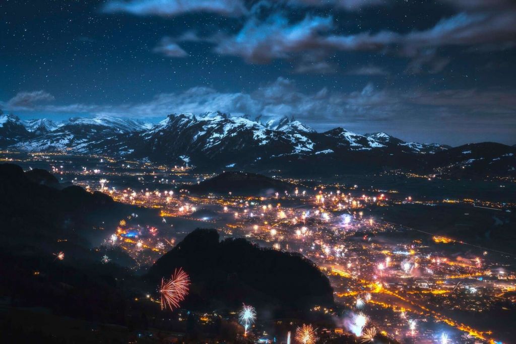 Lumière de feux d'artifice au-dessus du village alpin
