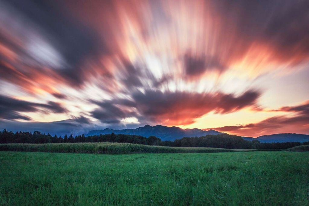 Coucher de soleil au-dessus de la plaine verte