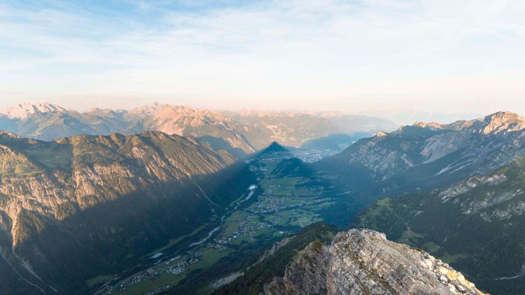 Ombre de la vallée dans l'aurore