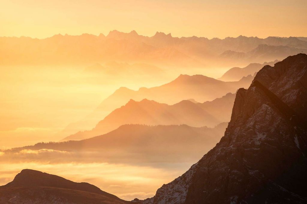 Éclat doré sur les couches de montagnes