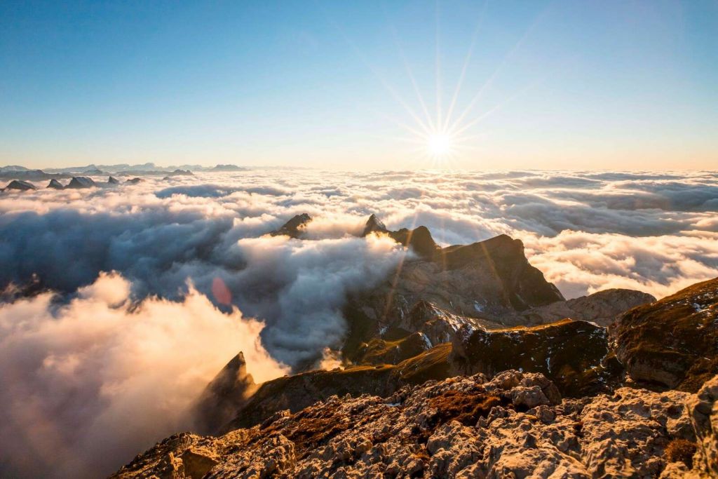 Zone au-dessus de la couverture nuageuse et des sommets de montagne