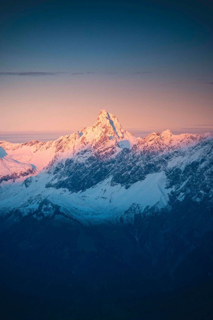 Lumière du soir sur les sommets enneigés de montagne