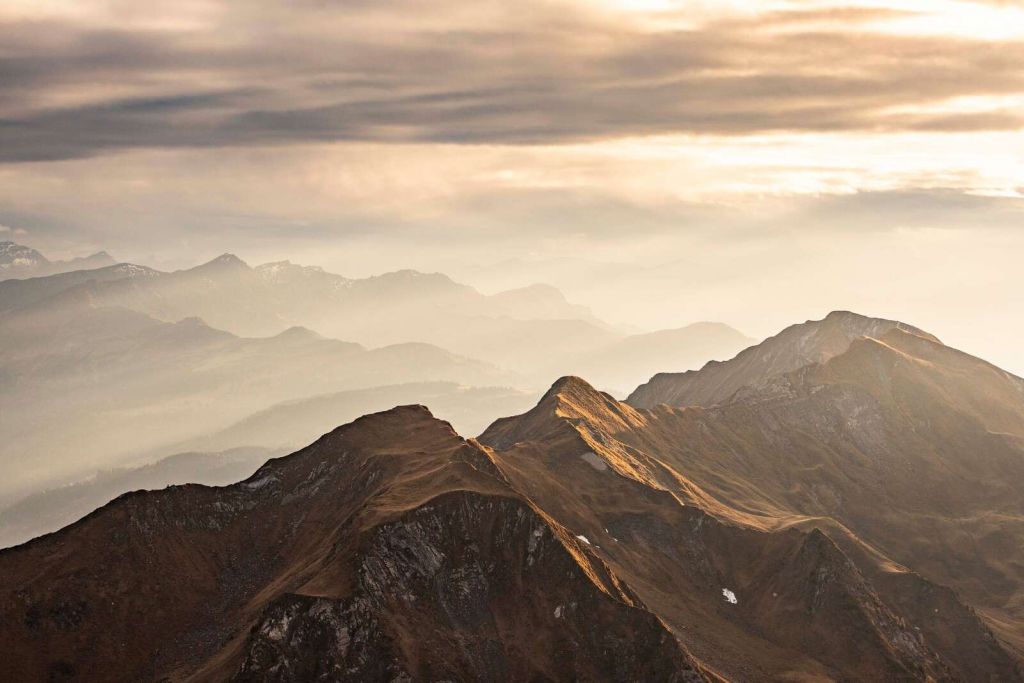 Lueur dorée sur la crête de la montagne.