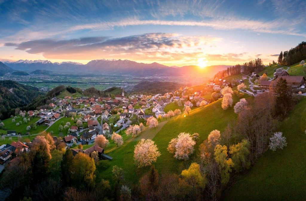 Heuveldorp dans la lueur du printemps