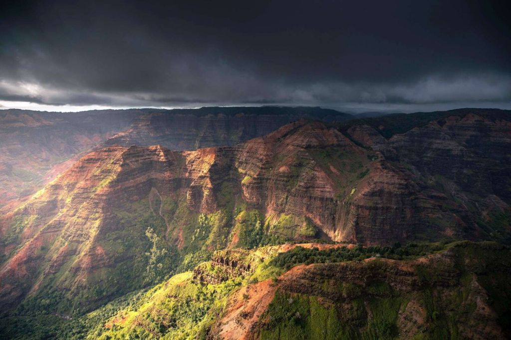Lumière dramatique sur le canyon