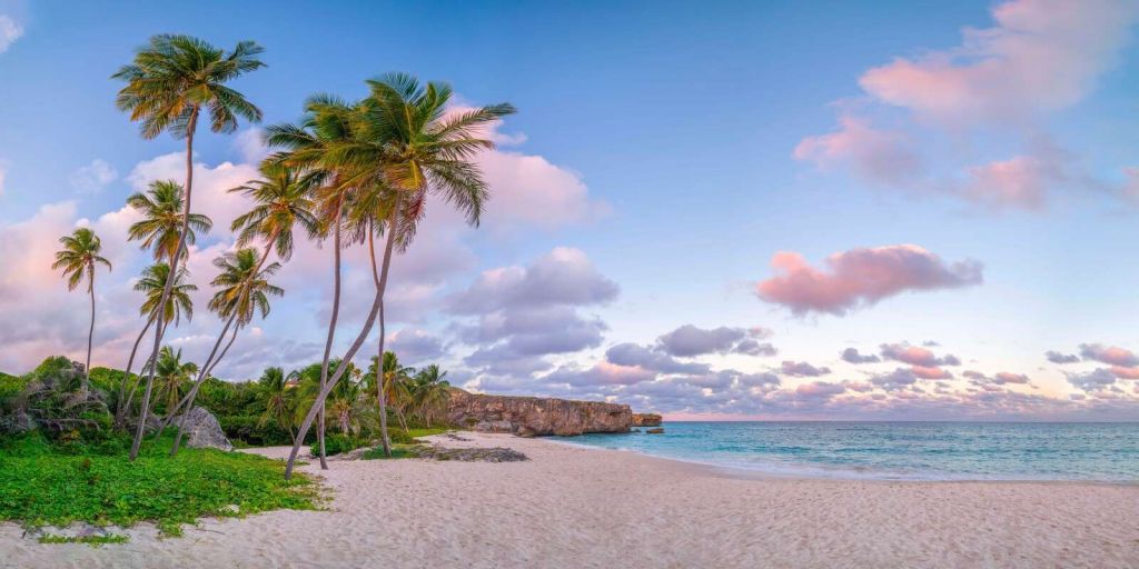 Plage tropicale au crépuscule.