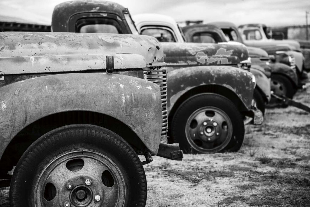 Camionnettes rouillées en noir et blanc