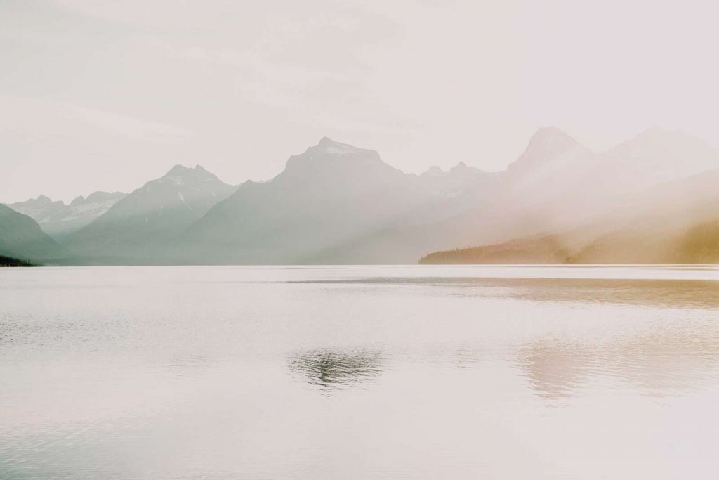Montagnes brumeuses au-dessus d'un lac calme