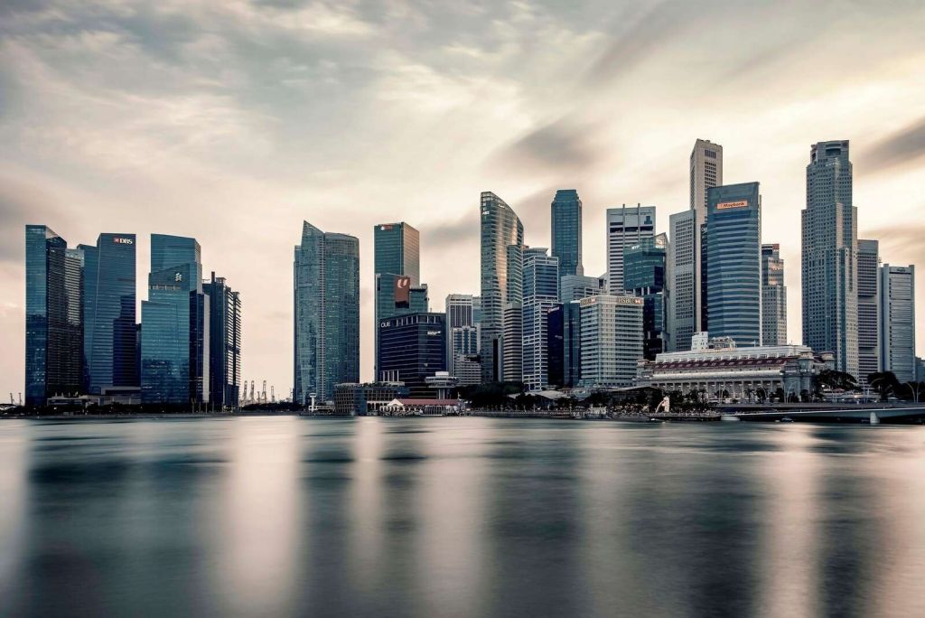 Réflexion urbaine sur une skyline silencieuse