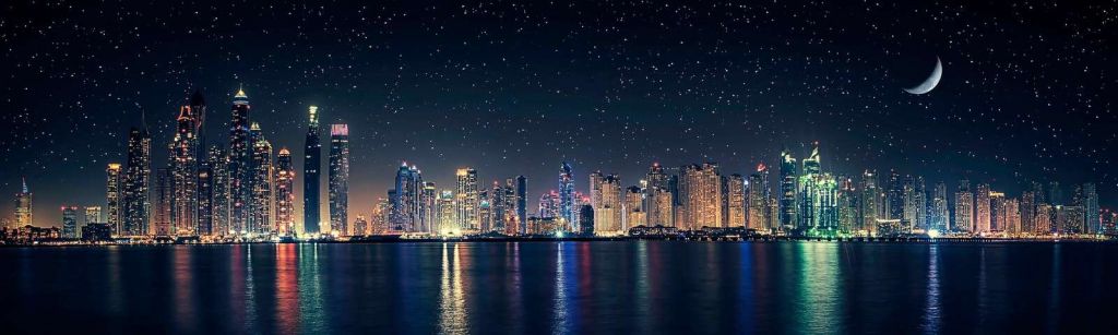 Lumière de lune sur la ligne d'horizon scintillante