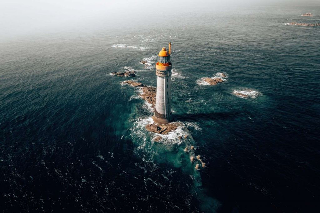 Phare dans l’océan sans fin