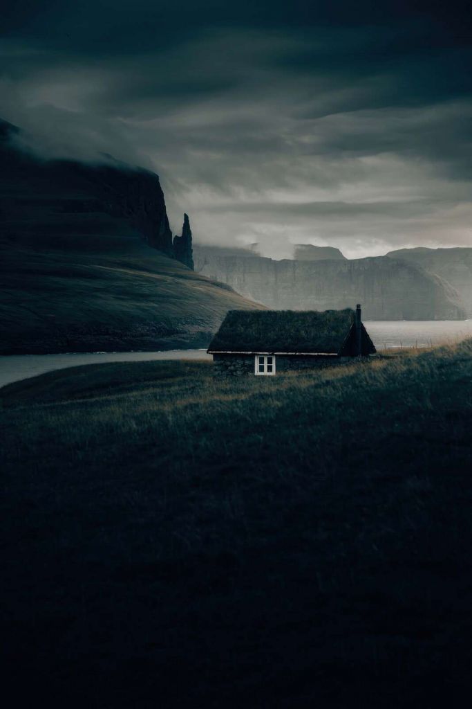 Maison au pied de fjords sauvages