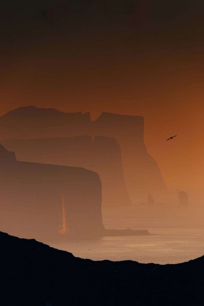 Falaises dans une lueur de soirée ardente