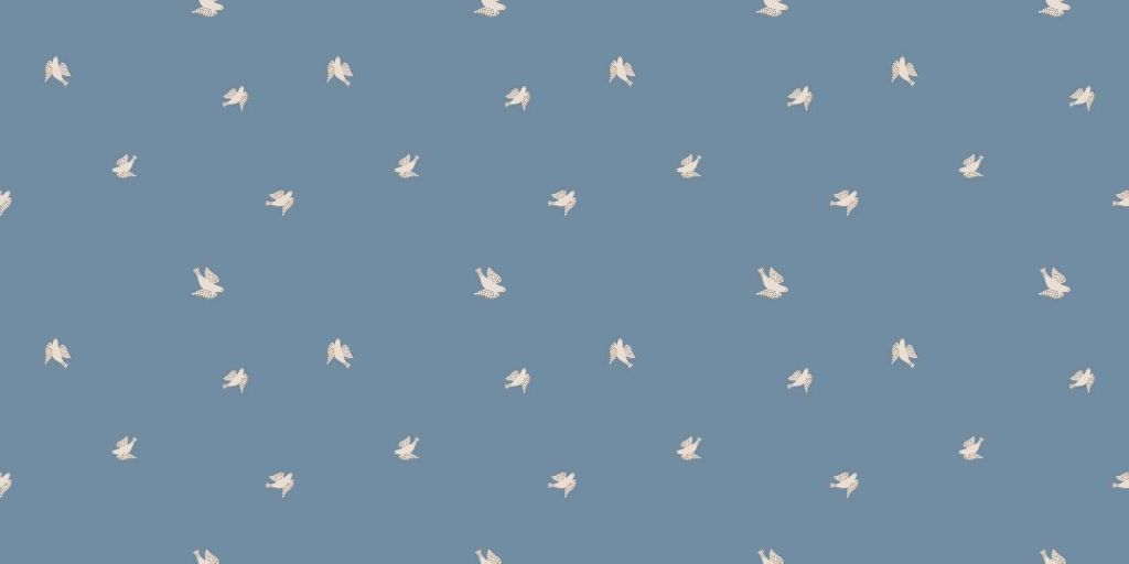 Oiseaux flottants dans le bleu brumeux