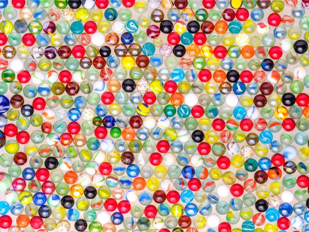 Motifs colorés de billes en verre