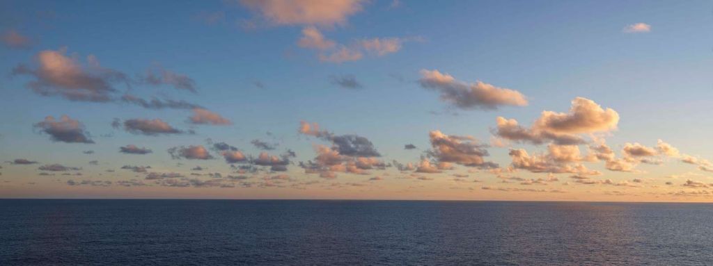 Mer calme sous le ciel du soir