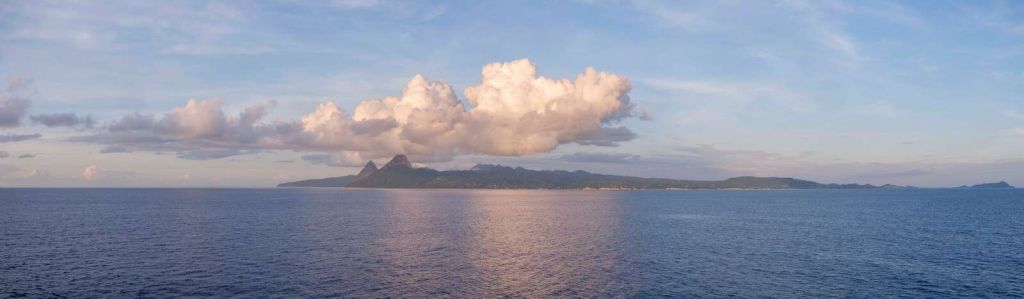 Île tropicale au bord d'une mer calme